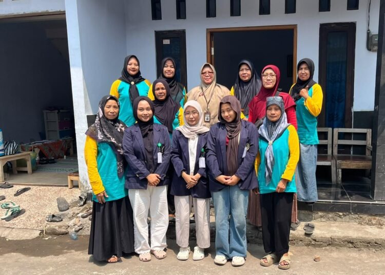 Mahasiswa Farmasi UNIMMA Teliti Peran Treatment Burnout dan Kesehatan Mental dalam Keputusan Pengobatan Pasien Penyakit Kronis Lewat Program Kreativitas Mahasiswa-Skema Riset Sosial Humaniora 5 Tim Peneliti Bersama Pic Kader Posyandu Lansia