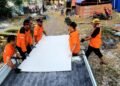 Tim UAR NTT (Recovery) menurunkan bahan  pembangunan huntara di Dusun Waso, Manggarai Timur, Selas (15/09/2026)