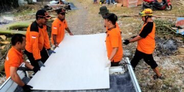 Tim UAR NTT (Recovery) menurunkan bahan  pembangunan huntara di Dusun Waso, Manggarai Timur, Selas (15/09/2026)