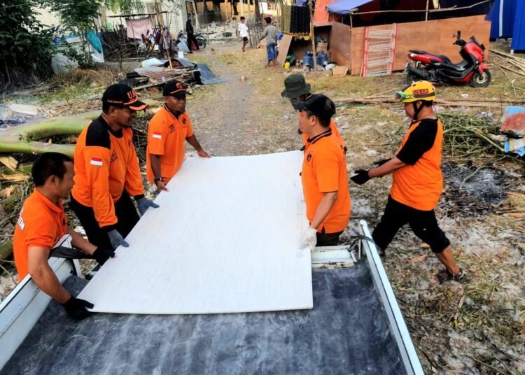 Tim UAR NTT (Recovery) menurunkan bahan  pembangunan huntara di Dusun Waso, Manggarai Timur, Selas (15/09/2026)
