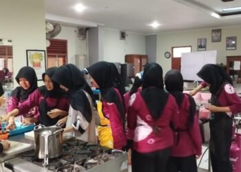Belajar, Berkarya, Berwirausaha: Teaching Factory Menjadi Ruang Tumbuhnya Kewirausahaan Siswa SMKN 4 Yogyakarta 1 Tim produksi Tefa untuk menu pernikahan