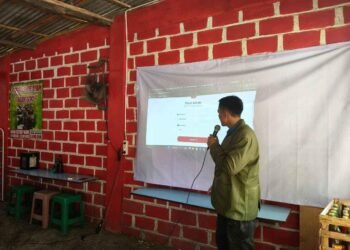 Pemaparan Materi Pengelolaan Website oleh Angga Lisdiyanto, S.Kom., M.Kom. bahwa Website Dirancang dengan Tampilan Sederhana dan Ringan sehingga dapat Dioperasikan oleh Karyawan Tanpa Membutuhkan Kemampuan Teknis yang Kompleks (Sumber: Dokumentasi PkM Skema Edukasi)
