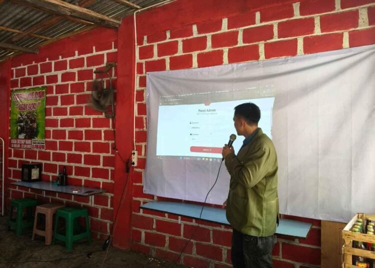 Dosen UPN Veteran Jatim Dampingi UMKM Abah Sori Puger Go Digital 5 Pemaparan Materi Pengelolaan Website oleh Angga Lisdiyanto, S.Kom., M.Kom. bahwa Website Dirancang dengan Tampilan Sederhana dan Ringan sehingga dapat Dioperasikan oleh Karyawan Tanpa Membutuhkan Kemampuan Teknis yang Kompleks (Sumber: Dokumentasi PkM Skema Edukasi)