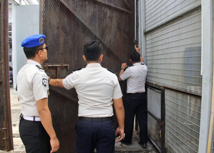 Lapas Bengkulu Rawat Pintu Brandgang untuk Perkuat Kesiapsiagaan Darurat 5 Lapas Bengkulu, Lembaga Pemasyarakatan, Lapas Kelas IIA Bengkulu, Pemasyarakatan, Ditjenpas, keamanan Lapas, keselamatan Lapas, jalur evakuasi