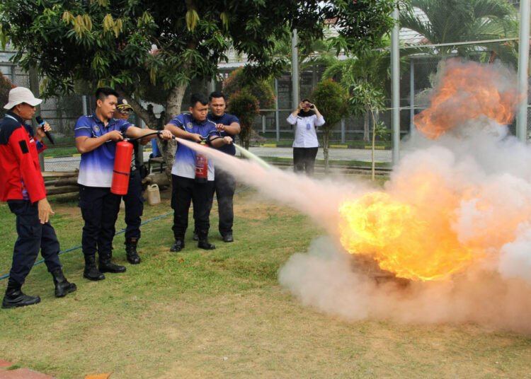 Lapas Bengkulu Perkuat Kesiapsiagaan Kebakaran Lewat Sosialisasi dan Simulasi Bersama Damkar 5 Lapas Bengkulu, Lembaga Pemasyarakatan, Lapas Kelas IIA Bengkulu, mitigasi kebakaran, simulasi kebakaran, penanggulangan kebakaran, Damkar Kota Bengkulu