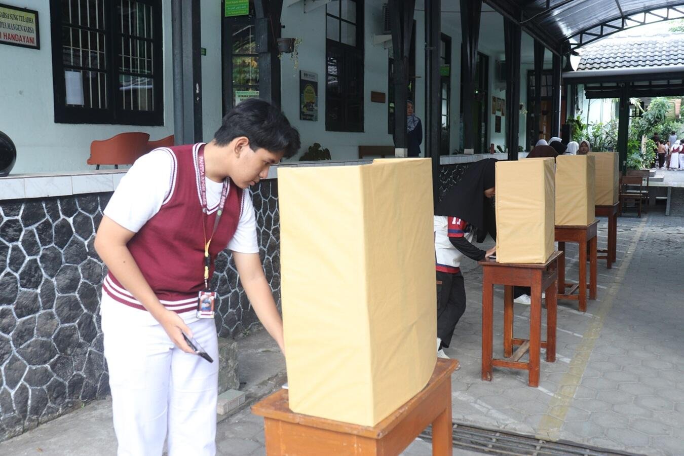 Pemilihan Ketua OSIS Nurul Jadid Periode 2026/2027 Libatkan Seluruh Warga MAN 1 Yogyakarta 7 WhatsApp Image 2026 09 02 at 11.31.29 AM