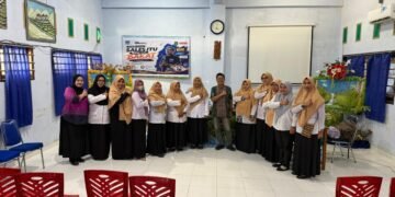 Ahmad Madani mendampingi siswa dan guru SMK Yapis TIK Biak Numfor dalam kegiatan monitoring evaluasi dan penguatan kompetensi pemasaran