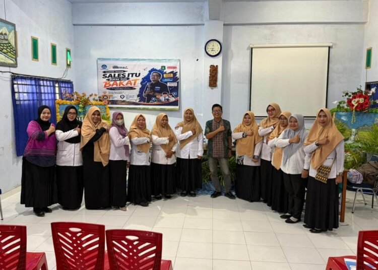 Guru SMK Yapis Biak Didorong Menumbuhkan Ownership Siswa 5 Ahmad Madani mendampingi siswa dan guru SMK Yapis TIK Biak Numfor dalam kegiatan monitoring evaluasi dan penguatan kompetensi pemasaran