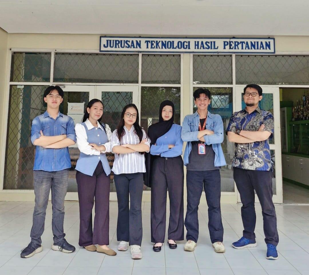 Inovasi Covalera, Tim PKM-K Unila Kembangkan Sabun Foam Ramah Lingkungan untuk Kulit Sensitif 9 Tim PKM-K Covalera (Dari kiri ke kanan: Billal Pasha Hendriyadi, Wayan Lindayani, Aurelle Yoroshi Siagian, Ratna Puspa Dewi, Pandu Lintang Nugroho, dan Esa Ghanim Fadhallah, S.Pi., M.Si.)