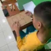 Mahasiswa UNY Kembangkan Media Konkret Sederhana Berbasis SDGs untuk Pembelajaran Matematika Murid Autisme Fase D 20 Murid menggunakan media bangun datar berbahan kardus untuk memahami konsep keliling sebagai jumlah seluruh sisi.