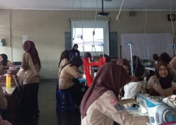 Dari Sisa Kain Jadi Karya: Siswa SMKN 4 Yogyakarta Belajar Sulap Kain Perca Menjadi Tote Bag 1 Tim produksi tota bag dari kain perca