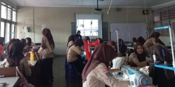 Tim produksi tota bag dari kain perca