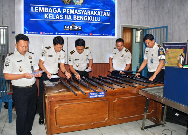 Perkuat Keamanan, Lapas Bengkulu Cek dan Tertibkan Administrasi Senjata 5 Lapas Bengkulu, Lembaga Pemasyarakatan, Pemasyarakatan, keamanan Lapas, ADM Kamtib, Supian Natalis, pemeriksaan senjata, administrasi senjata
