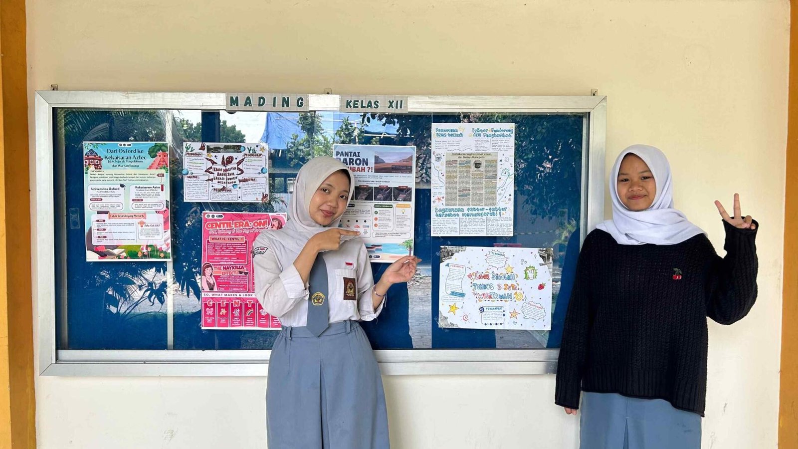 Tim PK UNY Dorong Budaya Literasi melalui Aktivasi Mading SMA Negeri 7 Yogyakarta 7 Gambar 2. Murid SMA Negeri 7 Yogyakarta bersama karya mind mapping yang dibuat sebagai bagian dari kegiatan literasi.
