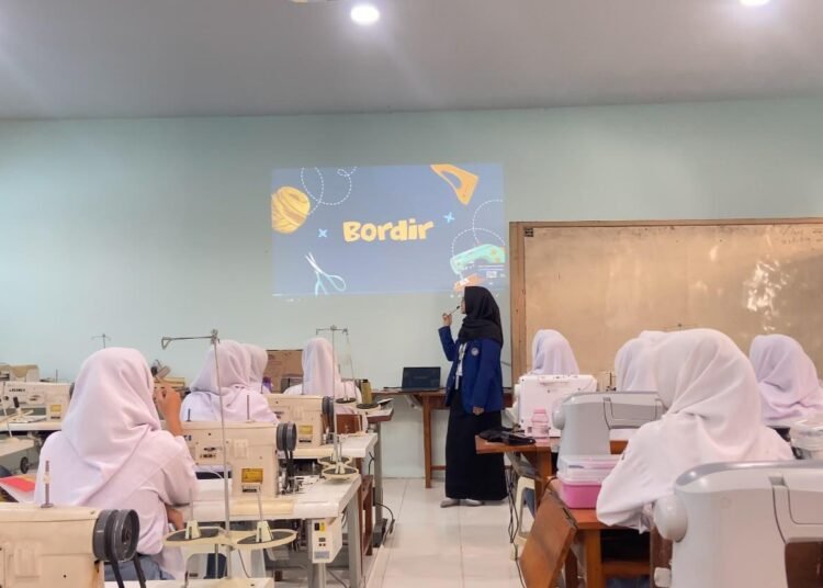 Mahasiswa PK UNY Dorong Pengembangan Keterampilan Murid SMK Negeri 1 Depok melalui Pembelajaran Eksperimen Tekstil dan Menghias Busana untuk Mendukung SDGs 8 6 WhatsApp Image 2026 09 17 at 10.56.24