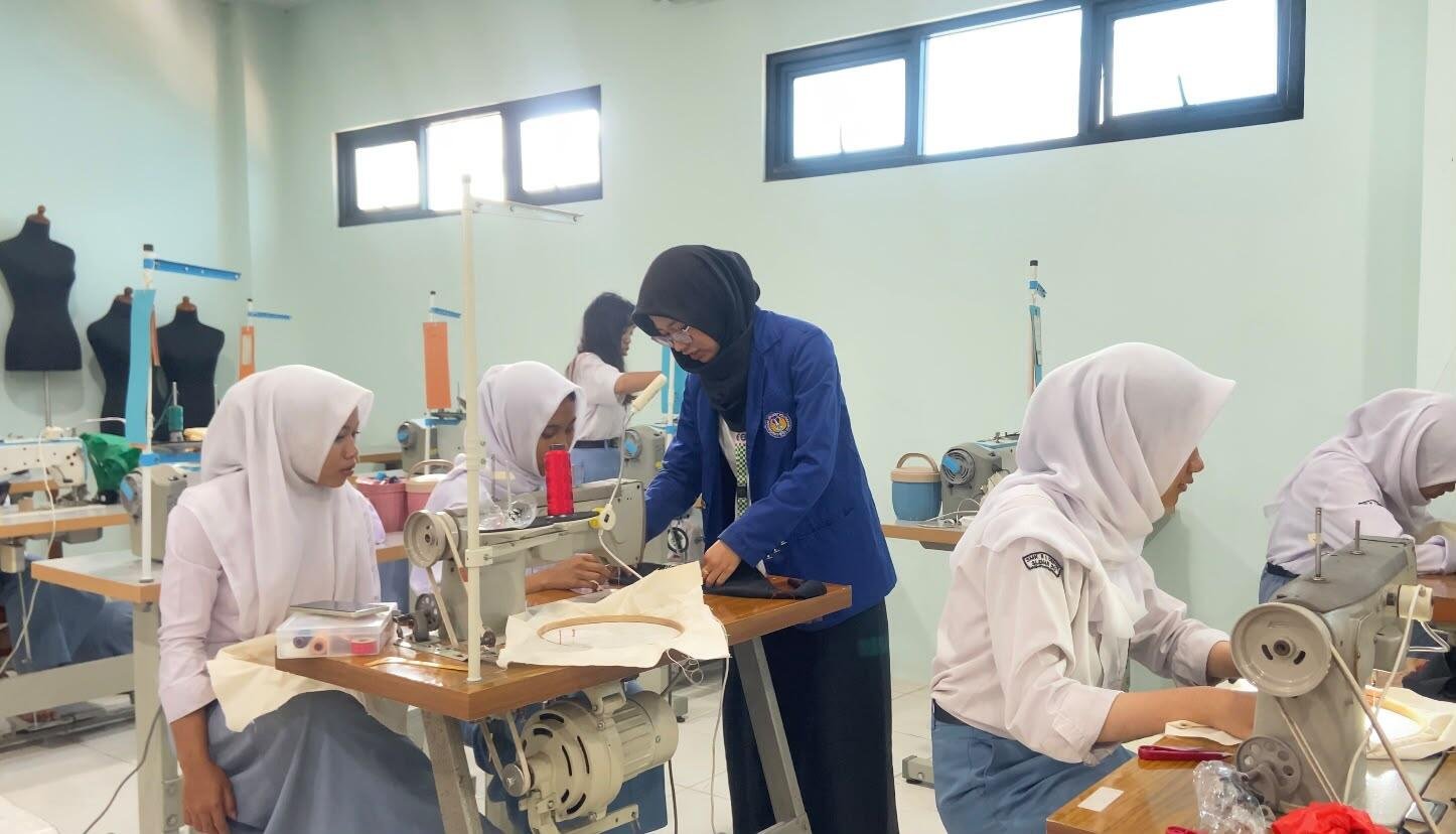 Mahasiswa PK UNY Dorong Pengembangan Keterampilan Murid SMK Negeri 1 Depok melalui Pembelajaran Eksperimen Tekstil dan Menghias Busana untuk Mendukung SDGs 8 7 WhatsApp Image 2026 09 17 at 10.56.25