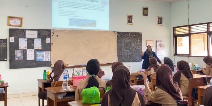 Menjahit Kompetensi, Merajut Masa Depan: Penguatan Keterampilan Murid SMKN 1 Depok untuk Mendukung SDGs 8 6 Gambar 1. Penyampaian materi Teknologi Menjahit kepada murid kelas X Program Keahlian Tata Busana.