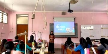 Siswa SMK Negeri 4 Yogyakarta mempraktikkan pembuatan desain busana secara digital sejalan dengan SDGs 4
