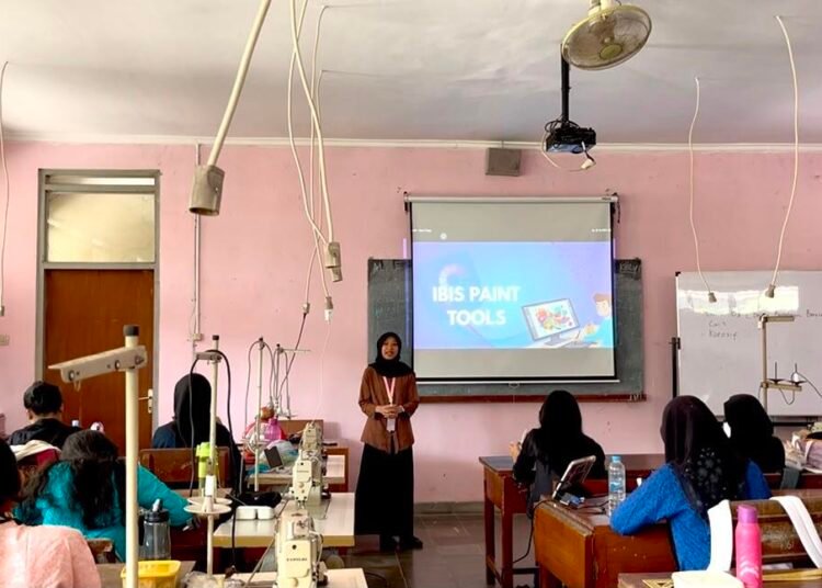 Mahasiswa PK Tata Busana UNY Ajarkan Aplikasi Desain Digital untuk Tingkatkan Kualitas Pembelajaran di SMK Negeri 4 Yogyakarta 5 Siswa SMK Negeri 4 Yogyakarta mempraktikkan pembuatan desain busana secara digital sejalan dengan SDGs 4