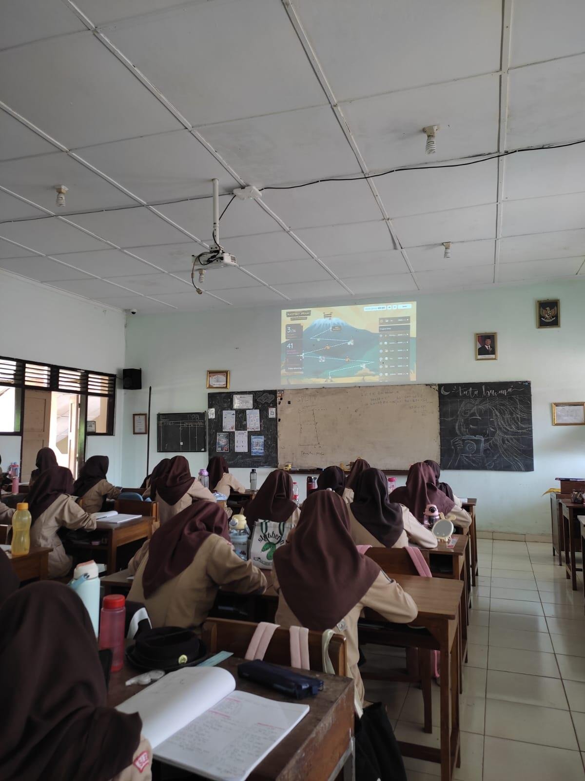 Mahasiswa PK UNY Terapkan Evaluasi Digital Wayground pada Pembelajaran Pembuatan Pola di SMK Negeri 1 Depok untuk Mendukung SDGs 12 7 WhatsApp Image 2026 09 18 at 08.32.17
