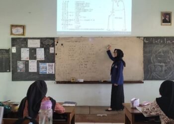 Mahasiswa PK UNY Terapkan Evaluasi Digital Wayground pada Pembelajaran Pembuatan Pola di SMK Negeri 1 Depok untuk Mendukung SDGs 12 2 WhatsApp Image 2026 09 18 at 08.32.46