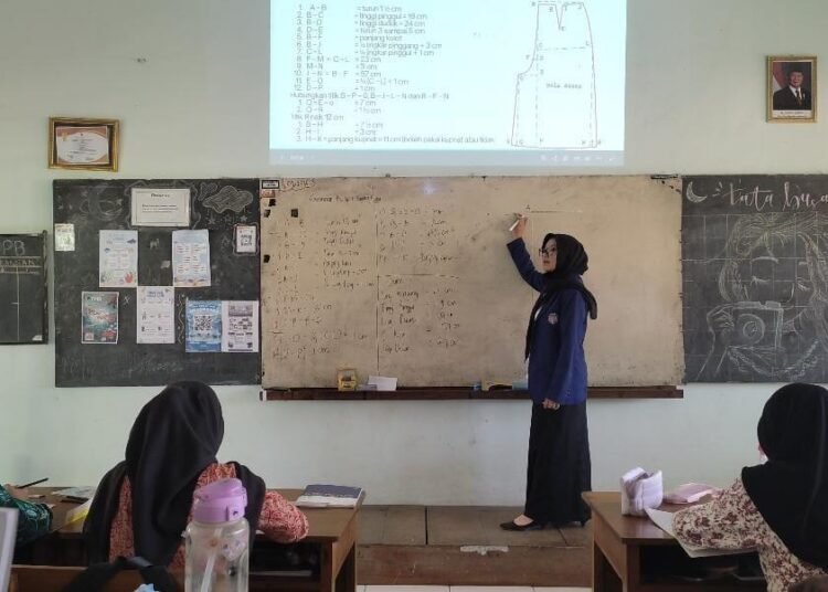 Mahasiswa PK UNY Terapkan Evaluasi Digital Wayground pada Pembelajaran Pembuatan Pola di SMK Negeri 1 Depok untuk Mendukung SDGs 12 6 WhatsApp Image 2026 09 18 at 08.32.46