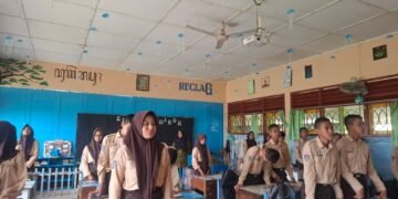 Peserta didik mengikuti kegiatan menyanyikan lagu “Three Ends” dalam rangkaian pembiasaan pagi di SMP Negeri 1 Seyegan.