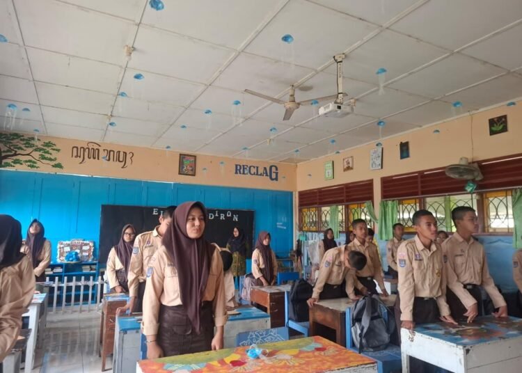 Lagu “Three Ends” sebagai Media Edukasi Kesetaraan Gender di SMP Negeri 1 Seyegan 5 Peserta didik mengikuti kegiatan menyanyikan lagu “Three Ends” dalam rangkaian pembiasaan pagi di SMP Negeri 1 Seyegan.