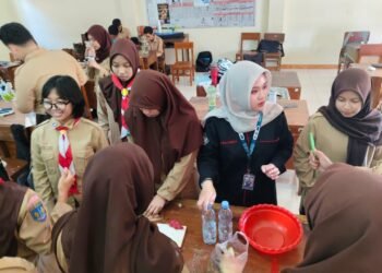 Mahasiswa PK UNY 2026 Terapkan Pengolahan Limbah Kulit Buah MBG melalui Praktik Pembuatan Eco Enzyme di SMAN 7 Yogyakarta 1 WhatsApp Image 2026 09 19 at 20.13.17