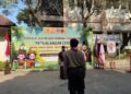 Semarak Perkaju “Petualangan Ceria” di SLB Negeri Pembina Yogyakarta, Menguatkan Kemandirian dan Kebersamaan Siswa 24 Potret Kepala SLB Negeri Pembina Yogyakarta, Ibu Nur Khasanah, S.Pd., M.Pd., saat membuka kegiatan Perkaju pada upacara pagi.