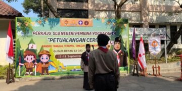 Potret Kepala SLB Negeri Pembina Yogyakarta, Ibu Nur Khasanah, S.Pd., M.Pd., saat membuka kegiatan Perkaju pada upacara pagi.