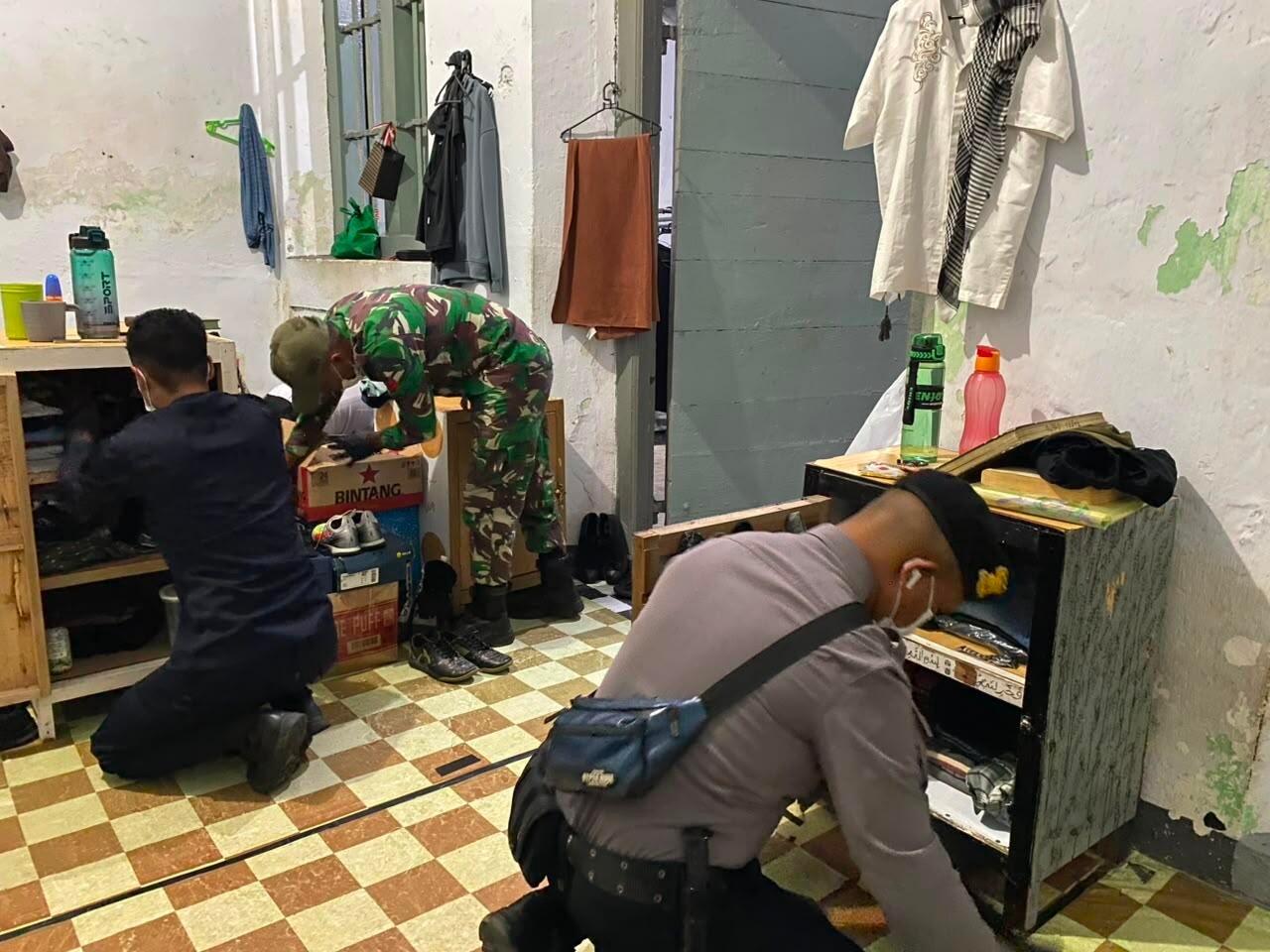 Berantas Halinar, Lapas Bandanaira Gelar Razia dan Tes Urine Bersama TNI-Polri 7 WhatsApp Image 2026 09 21 at 19.00.45