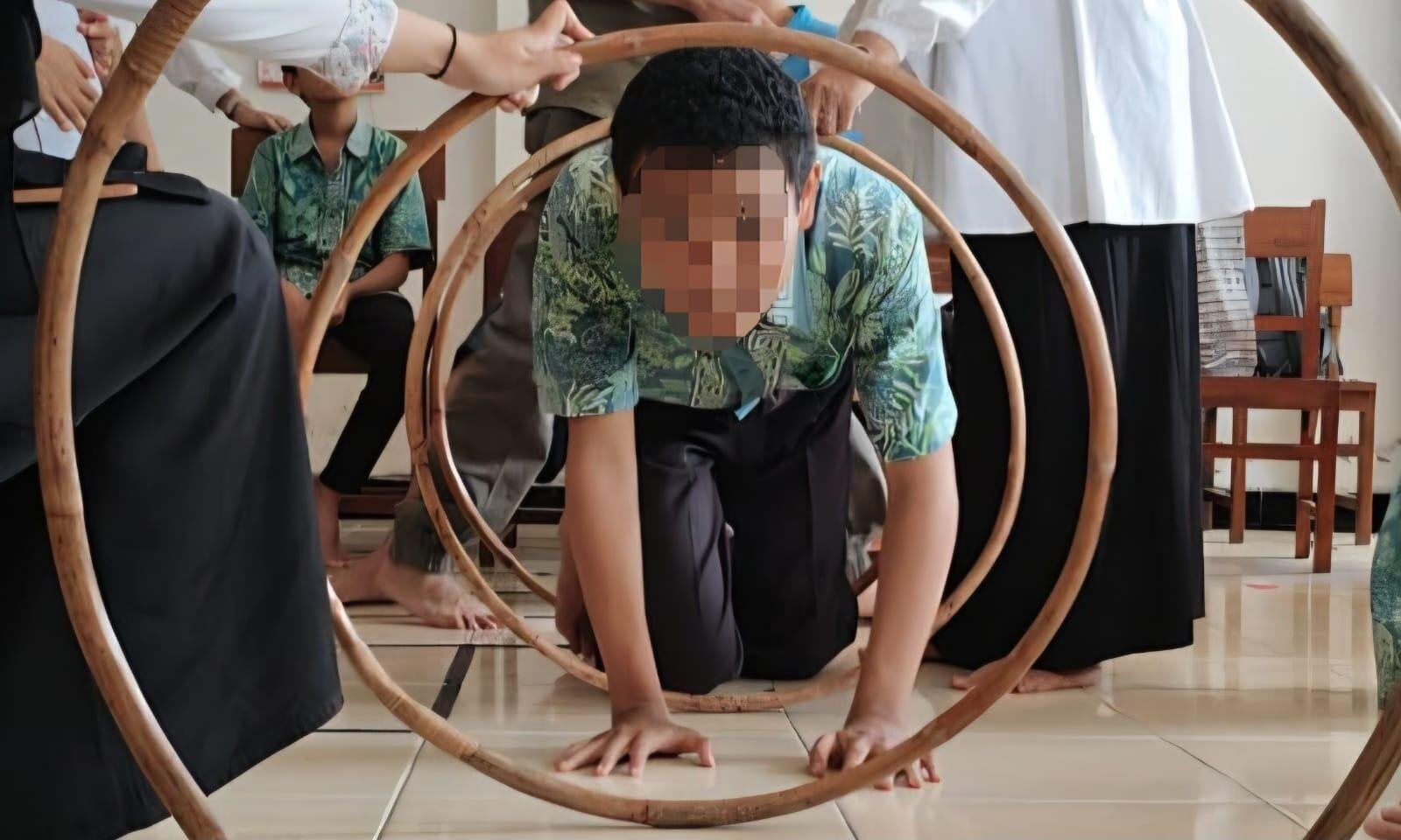 Serunya Sensory Play Tiap Rabu di SLB Autisma Dian Amanah: Keterlibatan Mahasiswa PK UNY 6 potret kegiatan sensory play di kelas