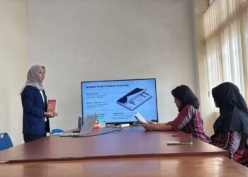 Bukan Sekadar Scan: Cerita Mahasiswa UNY Ubah Pengalaman Kerja Jadi Panduan yang Bisa Dipakai Semua Orang 1 Gambar 2. Dokumentasi saat melakukan presentasi