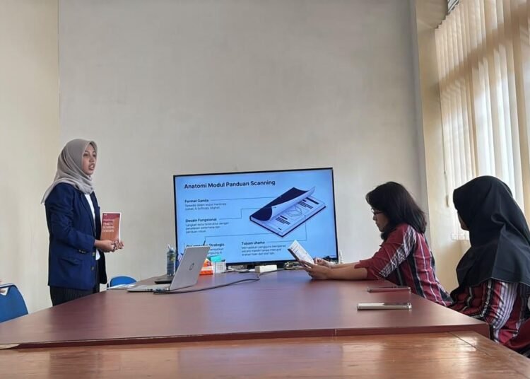 Bukan Sekadar Scan: Cerita Mahasiswa UNY Ubah Pengalaman Kerja Jadi Panduan yang Bisa Dipakai Semua Orang 5 Gambar 2. Dokumentasi saat melakukan presentasi