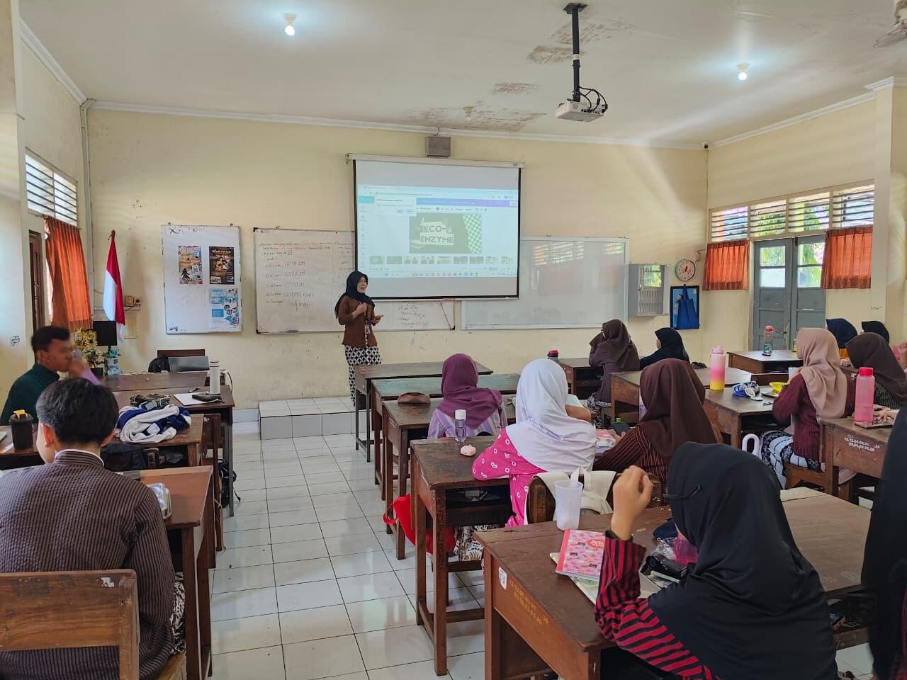 (Mahasiswa PK memberikan sosialisasi kepada siswa kelas X SMA Negeri 7 Yogyakarta mengenai pengertian, manfaat, kelebihan dan kekurangan, bahan, alat, serta tahapan pembuatan eco-enzyme dengan memanfaatkan sisa buah dari program Makan Bergizi Gratis (MBG). Dokumentasi pribadi)