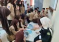 (Siswa mengolah sisa buah dan kulit buah dari program Makan Bergizi Gratis (MBG) sebagai salah satu bahan dalam pembuatan eco-enzyme. Dokumentasi pribadi)