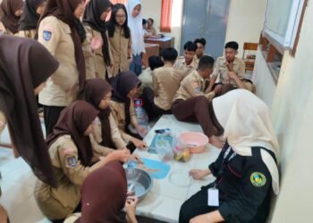 Dari Sisa Buah Menjadi Manfaat: Pemanfaatan Limbah MBG melalui Eco-Enzyme di SMA Negeri 7 Yogyakarta 1 (Siswa mengolah sisa buah dan kulit buah dari program Makan Bergizi Gratis (MBG) sebagai salah satu bahan dalam pembuatan eco-enzyme. Dokumentasi pribadi)
