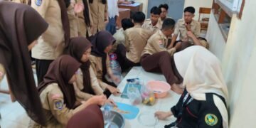 (Siswa mengolah sisa buah dan kulit buah dari program Makan Bergizi Gratis (MBG) sebagai salah satu bahan dalam pembuatan eco-enzyme. Dokumentasi pribadi)