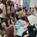 (Siswa mengolah sisa buah dan kulit buah dari program Makan Bergizi Gratis (MBG) sebagai salah satu bahan dalam pembuatan eco-enzyme. Dokumentasi pribadi)