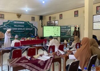Merangkul keheningan dalam ibadah: Pelatihan Sholat dan Wudhu isyarat di SLB-B Sleman, 19 Agustus 2026- Dalam rangka memperluas akses Pendidikan yang inklusif bagi murid berkebutuhan khusus, SLB-B Wiyata Dharma 1 Sleman Bersama Universitas Negeri Yogyakarta dan Pondok Pesantren Darul Ashom mengadakan pelatihan Sholat dan Wudhu dengan Bahasa isyarat. Acara ini diikuti oleh para guru SLB-B Wiyata Dharma 1 Sleman dan sejumlah Mahasiswa Praktik Kependidikan (PK) dari Program Pendidikan Luar Biasa UNY. Pelatihan di laksanakan SLB-B Wiyata Dharma 1 Sleman pada tanggal 19 Agustus 2026 hari Rabu, guna untuk membekali para pendidik dengan kemampuan mendampingi murid yang memiliki hambatan pendengaran. Kegiatan ini berkontribusi nyata terhadap SDG 4 (Pendidikan Berkualitas), khususnya target 4,4 yang menekankan penghapusan kesenjangan dan jaminan akses Pendidikan yang setara bagi kelompok disabilitas, dalam hal ini melalui peningkatan kapasitas guru sebagai ujung tombak Pendidikan inklusif. Selain itu, kegiatan ini juga sejalan dengan SDG 10 (Berkurangnya kesenjangan), sebab memastikan bahwa hak menjalankan ibadah dapat difasilitasi secara setara oleh tenaga pendidik yang kompeten dan memahami kebutuhan komunikasi murid hambatan pendengaran. Rangkaian acara diawali dengan penyampaian materi seputar huruf hijaiyah dan bacaan Al-quran menggunakan Bahasa isyarat dilanjutkan kembali dengan materi tata cara wudhu dan sholat menggunakan Bahasa isyarat, kemudia dilanjutkan dengan sesi praktik yang langsung dibimbing oleh Kiyai Abu Kahfi. Para peserta dilatih mengenali dan memperagakan gerakan isyarat untuk setiap bacaan serta rukun dalam sholat, agar dapat diterapkan secara berkelanjutan saat mendampingi murid hambatan pendengaran belajar dan beribadah disekolah. Mahasiswa turut hadir mengikuti rangkaian perlatihan sebagai bagian dari proses belajar, sekaligus mempersiapkan diri untuk turut mendukung guru dalam pendampingan ibadah murid kedepan nya. Manfaat pelatihan ini dirasakan terutama oleh para guru, yang kini memiliki bekal keterampilan komunikasi isyarat dalam konteks keagamaan yang sebelumnya jarang tersedia secara formal. Dengan bekal ini, guru dapat mendampingi siswa beribadah dengan lebih percaya diri dan tepat sasaran. Bagi murid, dampaknya akan terlihat pada kualitas pendampingan ibadah yang lebih baik dan konsisten di sekolah. Bagi mahasiswa PK, kegiatan ini menjadi pengalaman belajar berharga mengenai pentingnya kompetensi guru dalam Pendidikan inklusif. Secara kelembagaan, pelatihan ini memperkuat komitmen SLB-B Wiyata Dharma 1 Sleman dalam mencetak tenaga pendidik yang siap menghadirkan layanan Pendidikan yang ramah dan setara bagi penyandang disabilitas. Harapanya, pelatihan bagi guru semacam ini dapat terus dilaksanakan secara berkala dan diperluas cakupan materinya, tidak terbatas pada praktik Sholat dan Wudhu saja, tetapi juga mencakup aspek keagamaan lain yang relevan bagi murid hambatan pendengaran. Investasi pada kompetensi guru melalui kolaborasi dengan perguruan tinggi dan Lembaga keagamaan diharapkan menjadi fondasi berkelanjutan bagi Pendidikan inklusif di SLB.