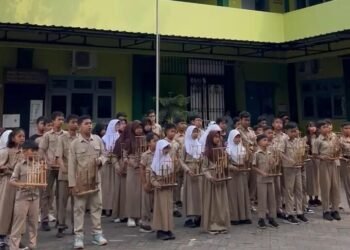 Latihan angklung