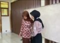 Mahasiswa PK dampingi siswa tata busana tingkatkan keterampilan pengukuran tubuh melalui metode demonstrasi 9 Mahasiswa mendemonstrasikan langkah mengambil ukuran yang tepat