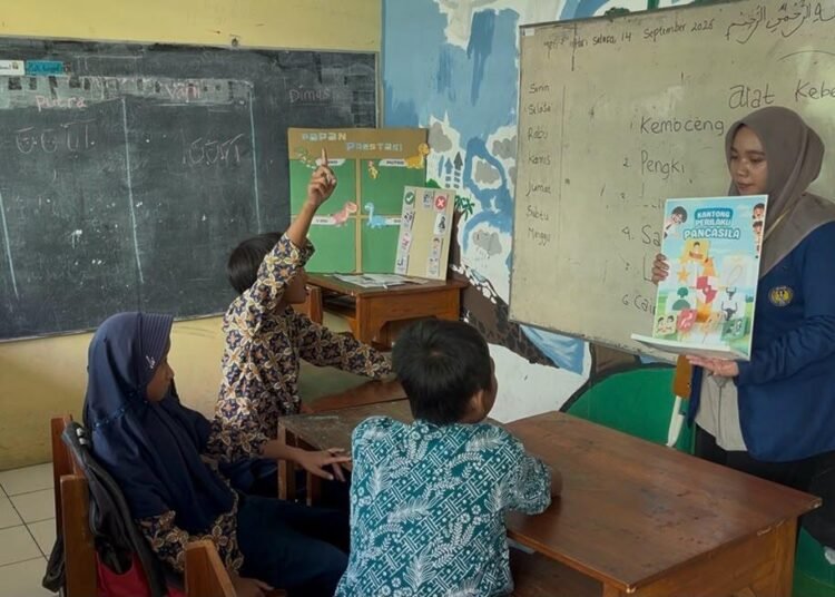 Belajar Nilai Pancasila Lebih Bermakna melalui Media Kantong Sila di SLB Negeri 2 Bantul 5 Guru SLB Negeri 2 Bantul mendampingi dan memandu jalannya pembelajaran interaktif di kelas IV C.