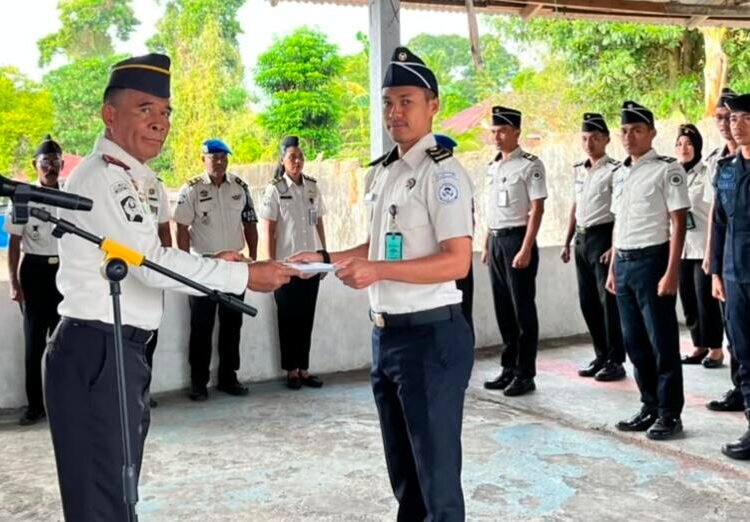 Apresiasi Kinerja, Lapas Bandanaira Berikan Penghargaan Pegawai Teladan 5 WhatsApp Image 2026 09 24 at 11.12.14