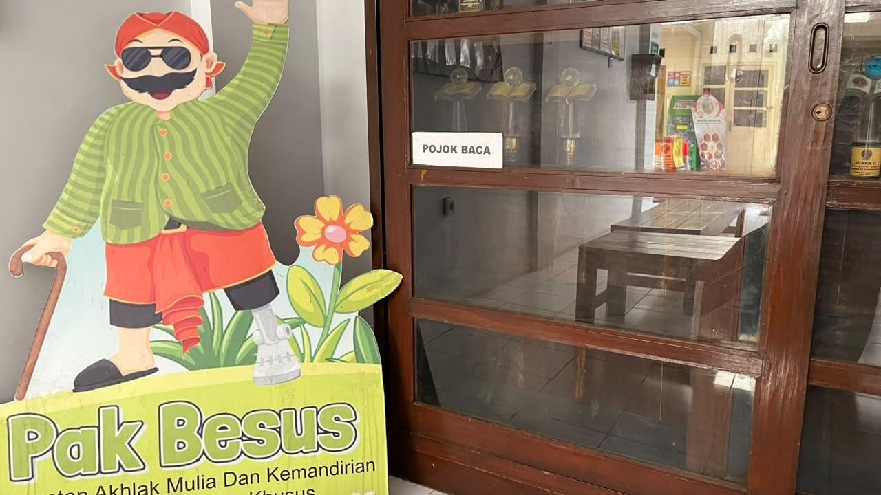 Mahasiswa PK UNY Hidupkan Kembali Pojok Baca SLB A Yaketunis 6 Pojok Baca SLB A Yaketunis Sebelum Penerapan Program Kerja (Sumber: Dok. Pribadi/ Aqilah Khoirun N)
