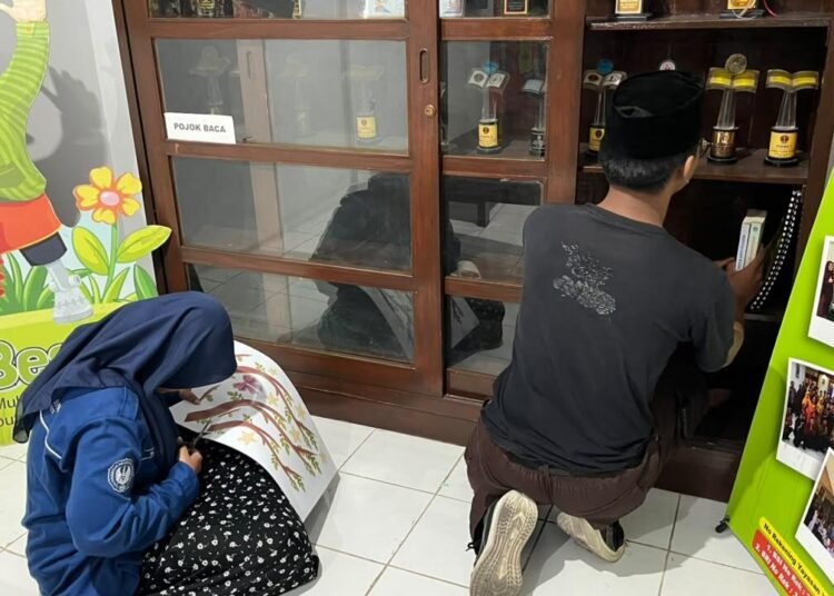 Mahasiswa PK UNY Hidupkan Kembali Pojok Baca SLB A Yaketunis 5 Proses Merapikan dan Dekorasi Pojok Baca SLB A Yaketunis (Sumber: Dok. Pribadi/ Aqilah Khoirun N)