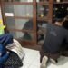 Proses Merapikan dan Dekorasi Pojok Baca SLB A Yaketunis (Sumber: Dok. Pribadi/ Aqilah Khoirun N)