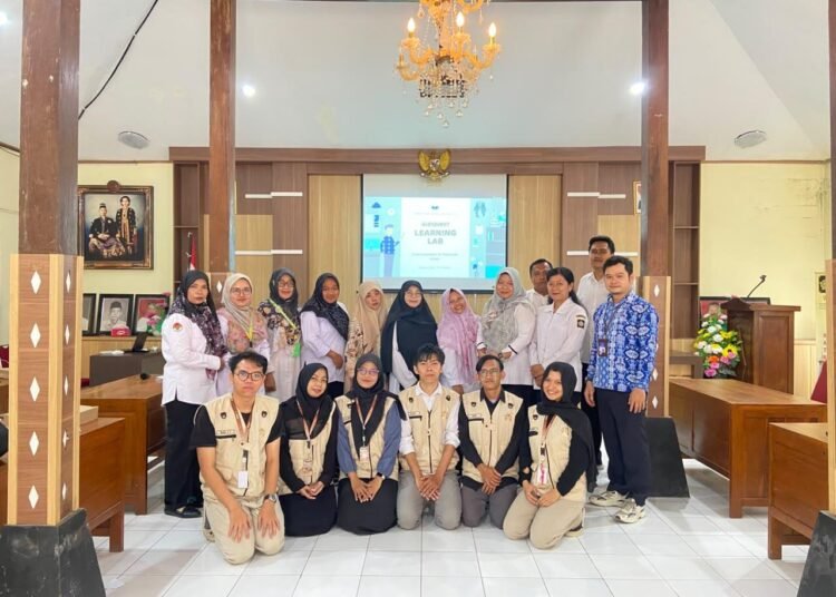 PPK Ormawa UKMF Penelitian REALITY UNY Gelar Workshop Guru Dalam Program GIZIQUEST di Kebonharjo 5 foto bersama guru-guru SD Kebonharjo dan SD Muhammadiyah Jarakan