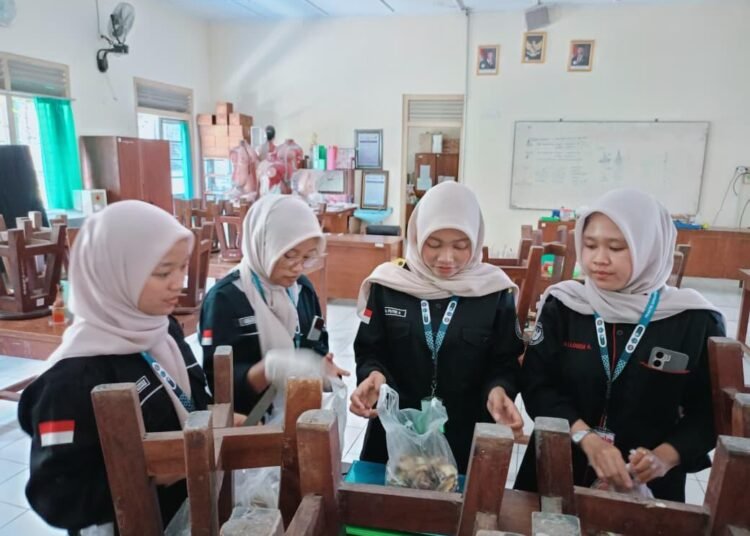Manfaatkan Limbah Kulit Buah MBG, Mahasiswa PK UNY Hadirkan Pembelajaran Berkelanjutan melalui Eco Enzim di SMA N 7 Yogyakarta 5 persiapan alat dan bahan yang dibutuhkan dalam pembuatan eco enzim.